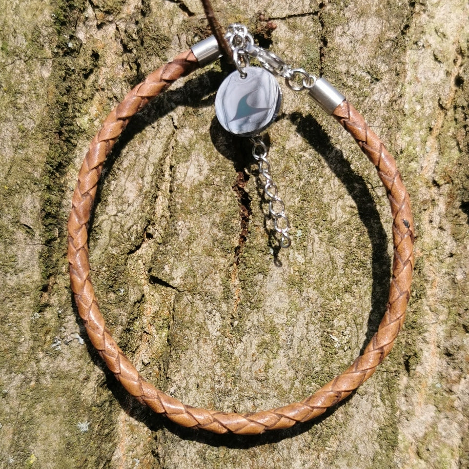 Leder-armband-Herren-damen-fusskette-breeze-cognac-Edelstahlverschluss-detail-wavepirate-shop-f