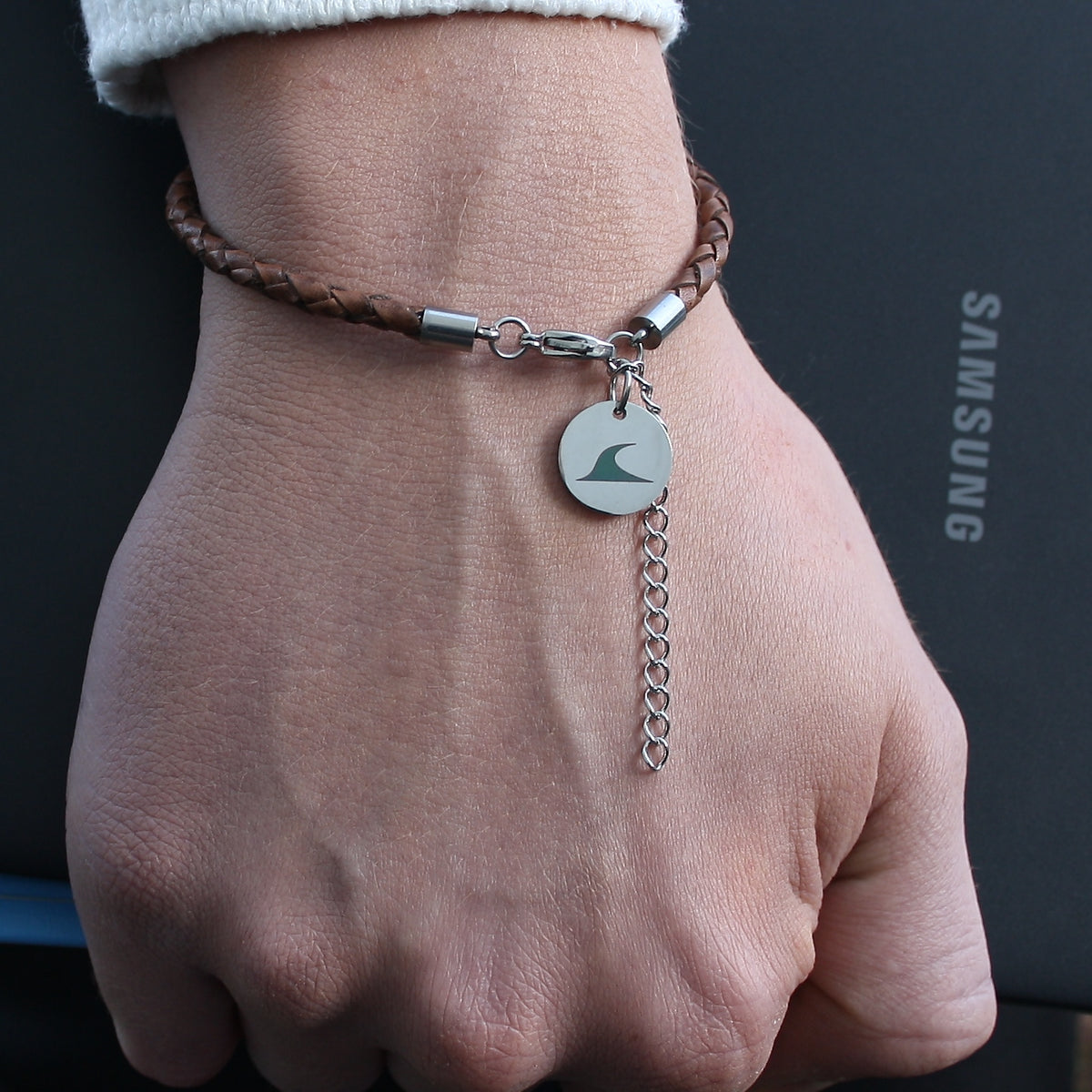 Leder-armband-Herren-damen-fusskette-breeze-cognac-Edelstahlverschluss-getragen-wavepirate-shop-f