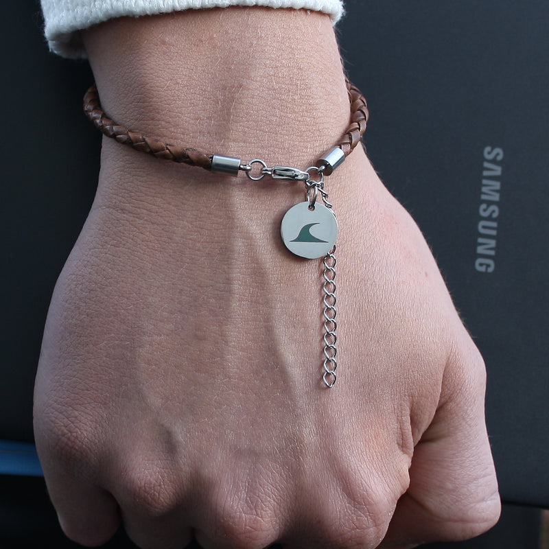 Leder-armband-Herren-damen-fusskette-breeze-cognac-Edelstahlverschluss-getragen-wavepirate-shop-f