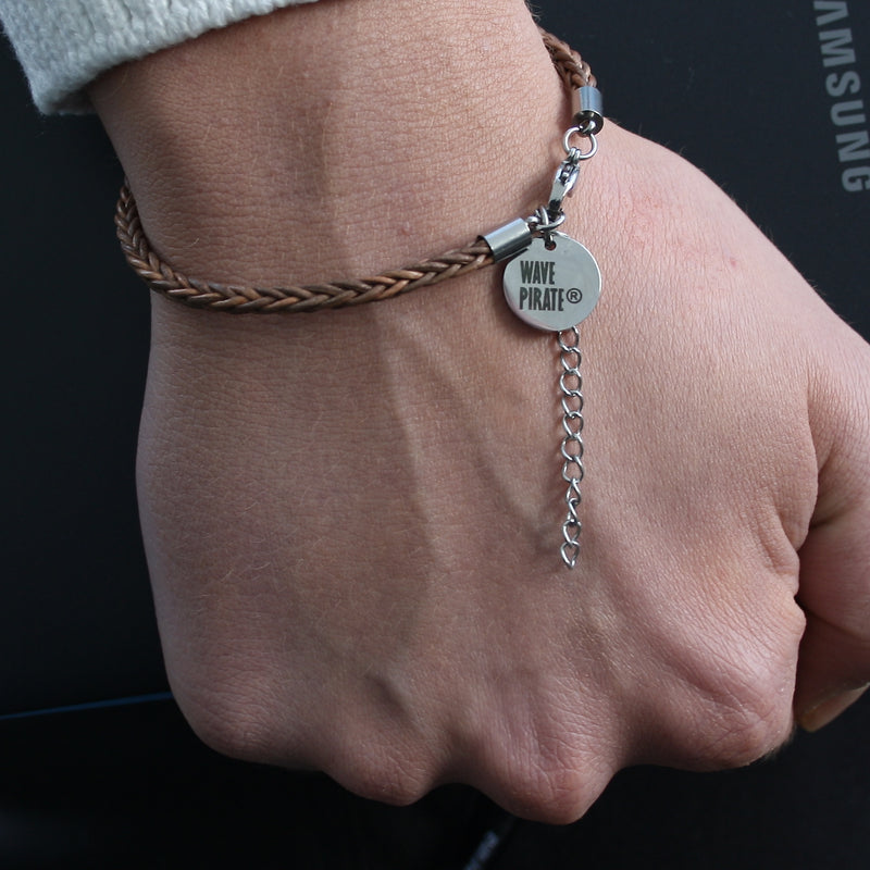 Leder-armband-Herren-damen-fusskette-breeze-cognac-geflochten--Edelstahlverschluss-getragen-wavepirate-shop-8-1