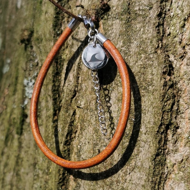 Leder-armband-Herren-damen-fusskette-breeze-cognac-massiv--Edelstahlverschluss-detail-wavepirate-shop-r