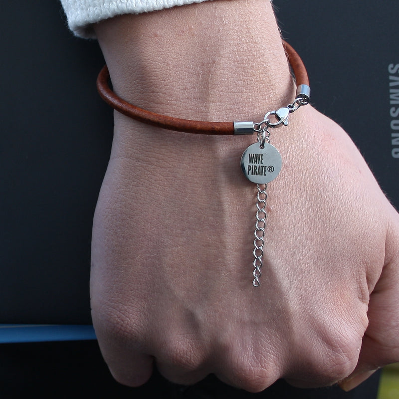 Leder-armband-Herren-damen-fusskette-breeze-cognac-massiv--Edelstahlverschluss-getragen-wavepirate-shop-r
