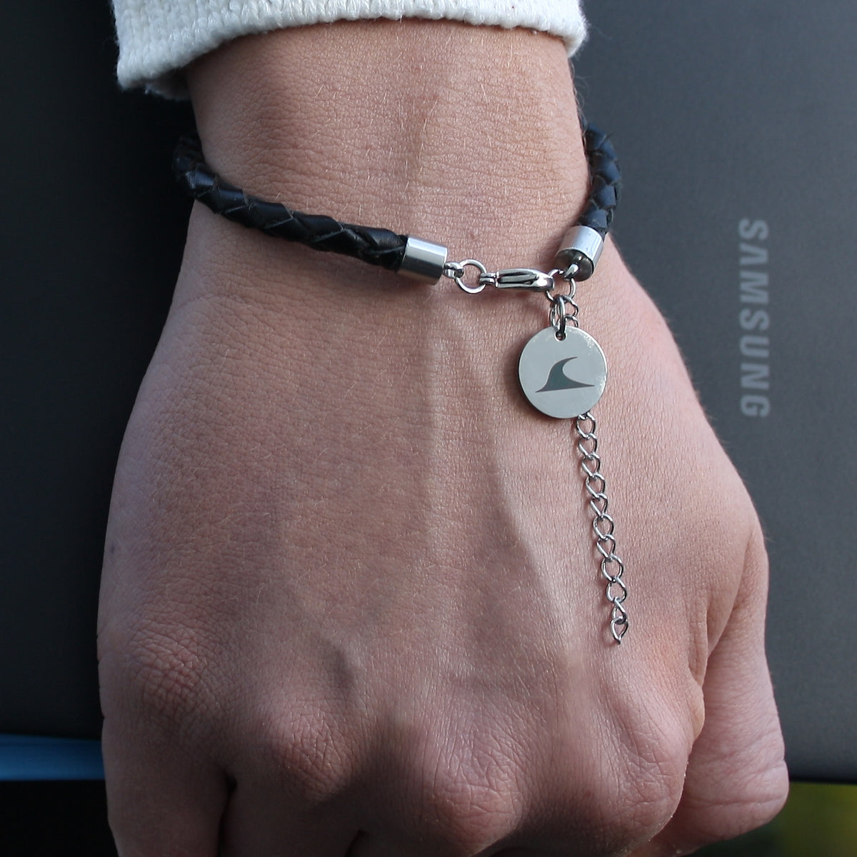 Leder-armband-Herren-damen-fusskette-breeze-schwarz-Edelstahlverschluss-getragen-wavepirate-shop-f
