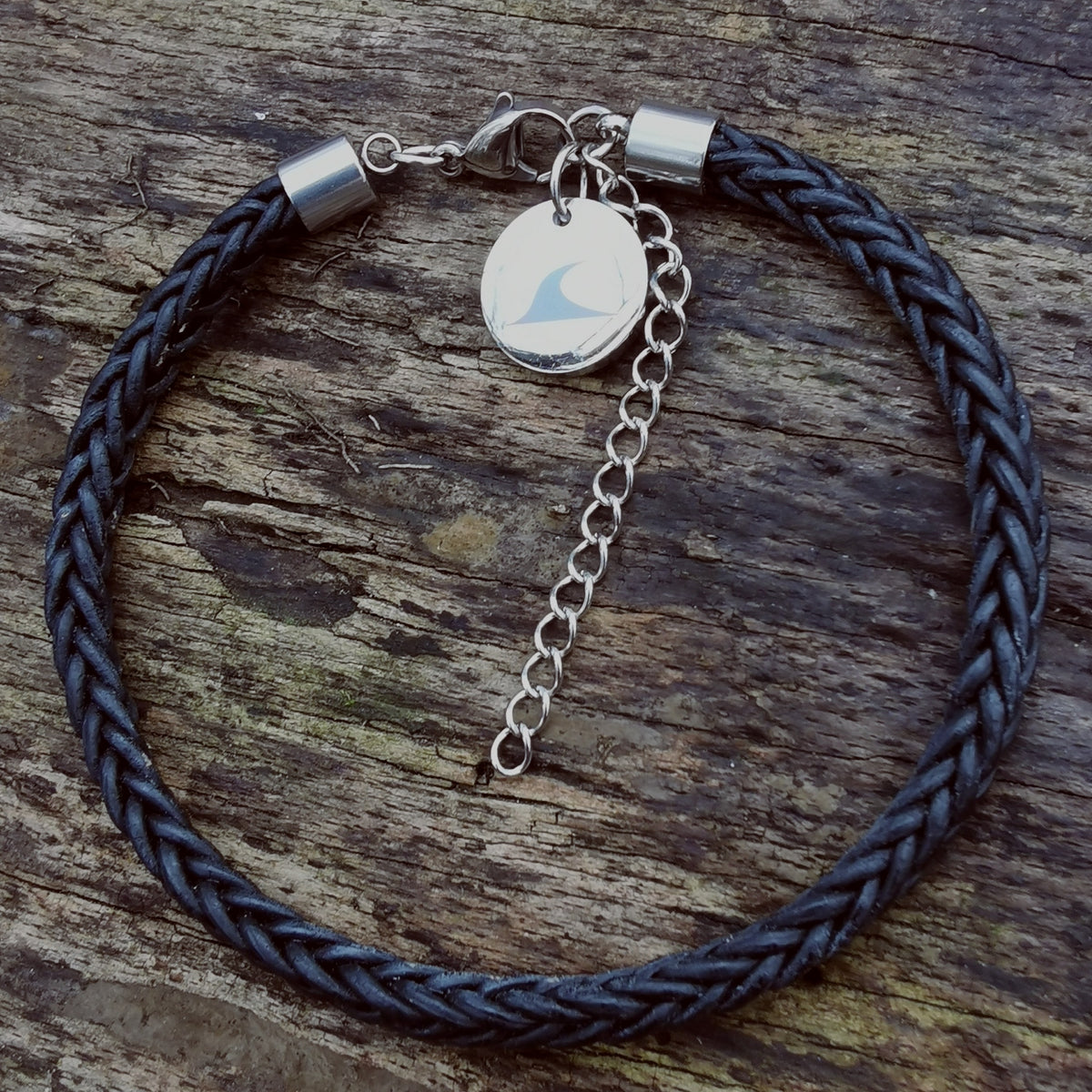 Leder-armband-Herren-damen-fusskette-breeze-schwarz-geflochten--Edelstahlverschluss-detail-wavepirate-shop-8