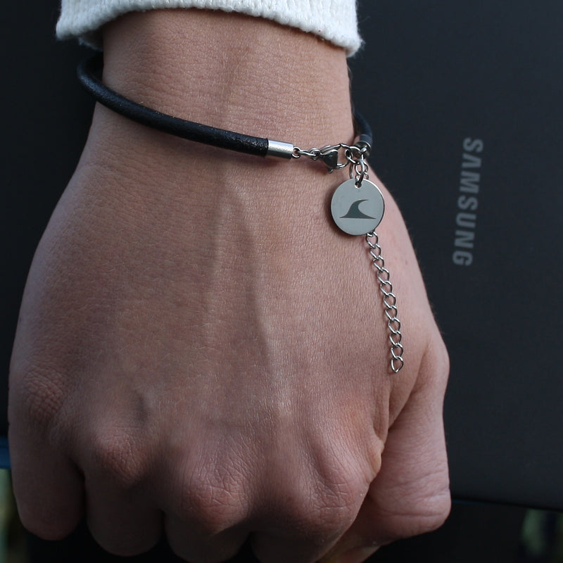 Leder-armband-Herren-damen-fusskette-breeze-schwarz-massiv--Edelstahlverschluss-getragen-wavepirate-shop-r