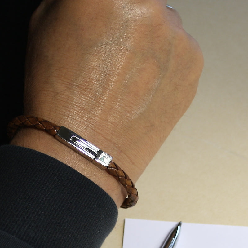 Leder-armband-Herren-damen-one-cognac-geflochten-Edelstahlverschluss-getragen-wavepirate-shop-f