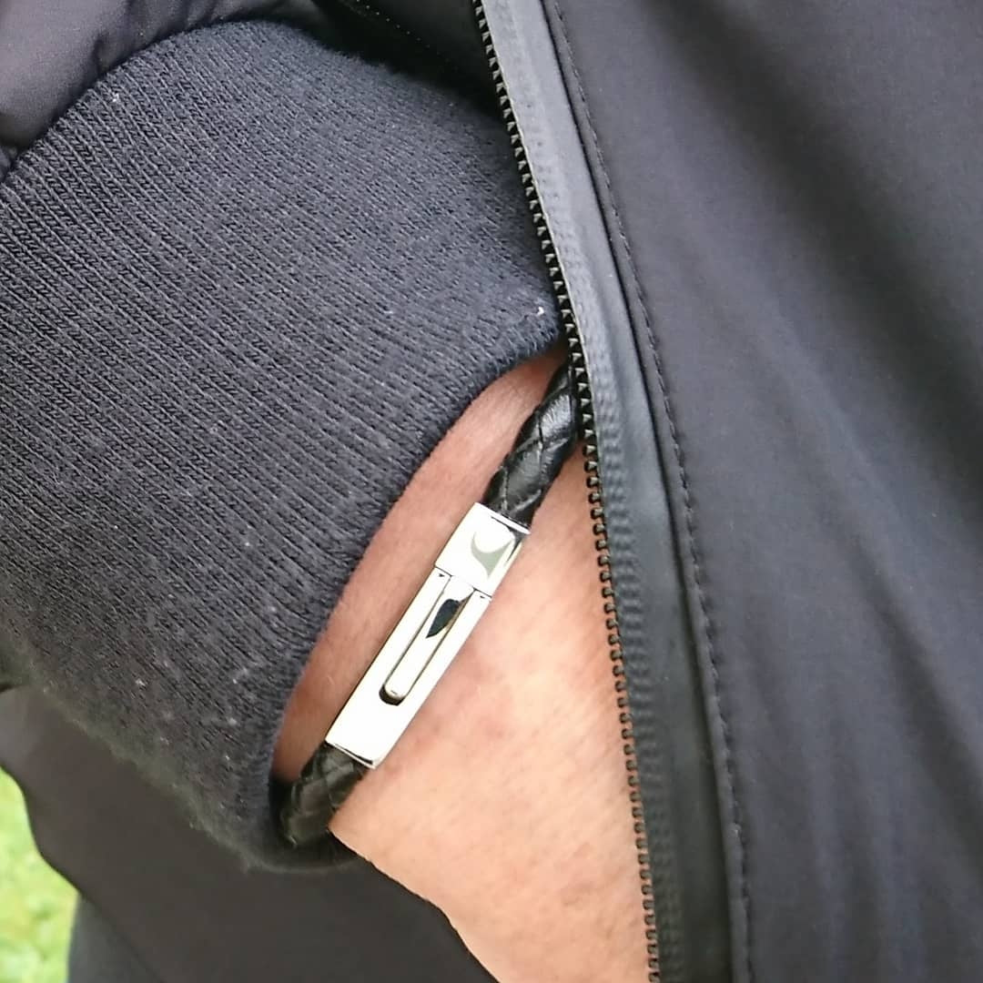 Leder-armband-Herren-damen-one-schwarz-geflochten-Edelstahlverschluss-getragen-wavepirate-shop-f1