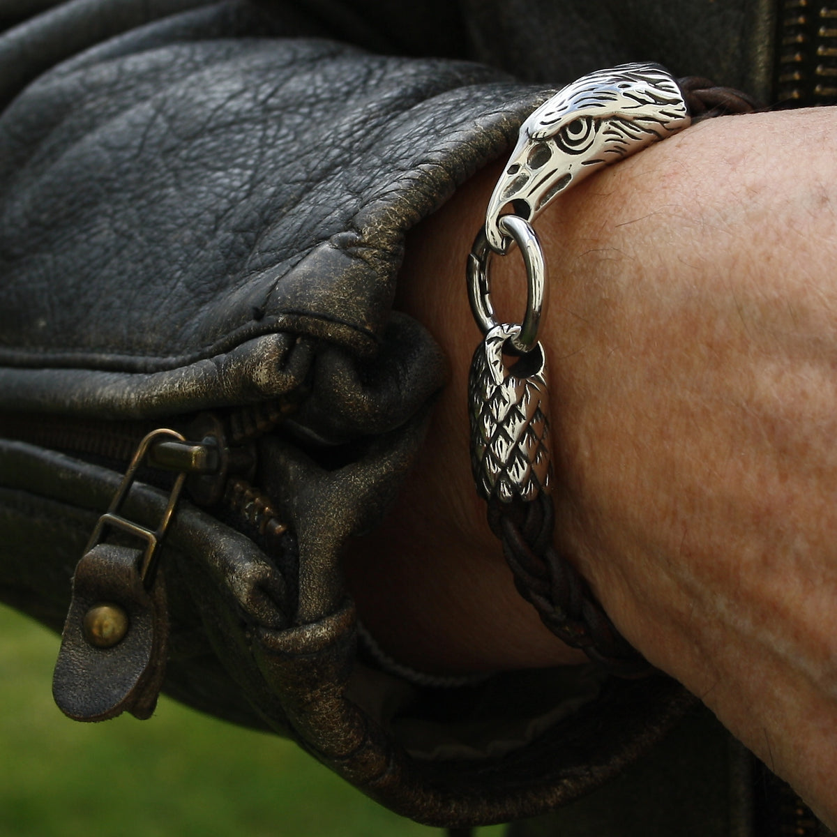 Leder-armband-Herren-eagle-adler-braun-geflochten-Edelstahlverschluss-getragen-wavepirate-shop-zo