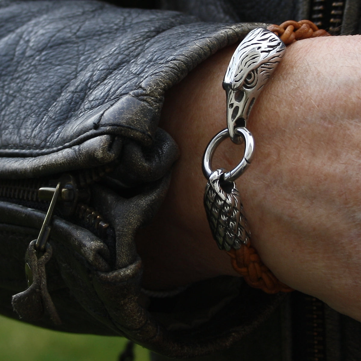 Leder-armband-Herren-eagle-adler-cognac-geflochten-Edelstahlverschluss-getragen-wavepirate-shop-zo1