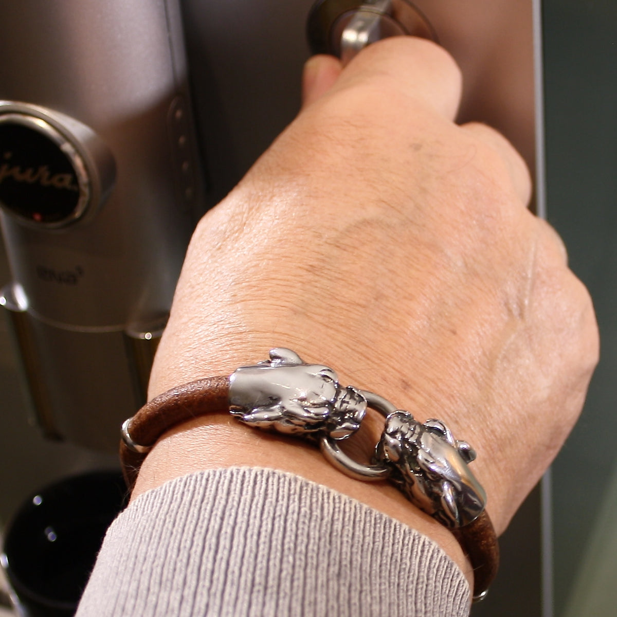 Leder-armband-Herren-lion-braun-massiv-Edelstahlverschluss-getragen-wavepirate-shop-r