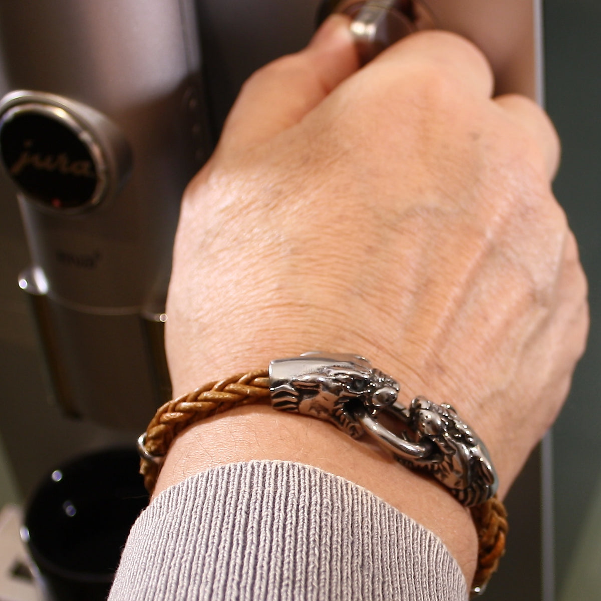 Leder-armband-Herren-lion-cognac-geflochten-Edelstahlverschluss-getragen-wavepirate-shop-8