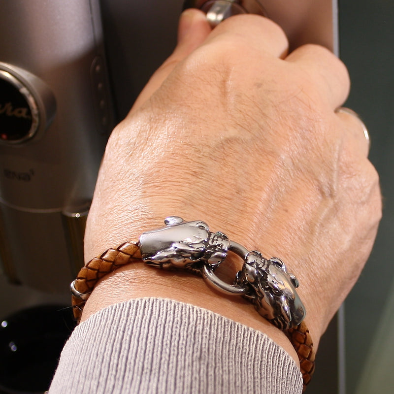 Leder-armband-Herren-lion-cognac-geflochten-Edelstahlverschluss-getragen-wavepirate-shop-f