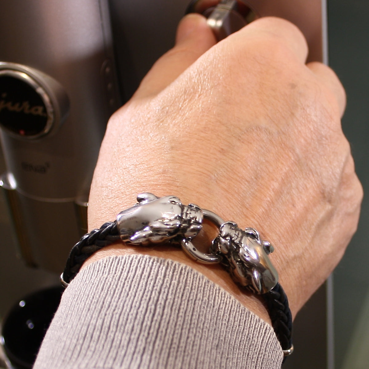 Leder-armband-Herren-lion-schwarz-geflochten-Edelstahlverschluss-getragen-wavepirate-shop-8