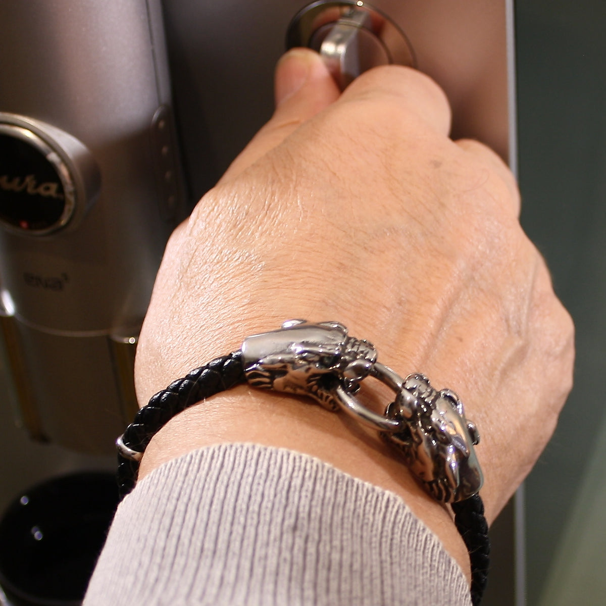 Leder-armband-Herren-lion-schwarz-geflochten-Edelstahlverschluss-getragen-wavepirate-shop-f