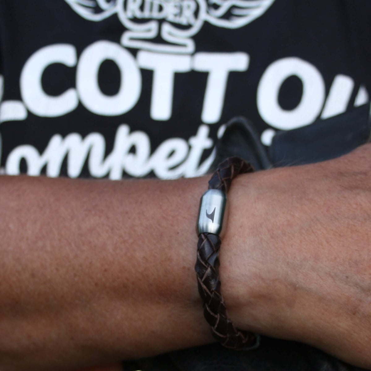 Leder-armband-Herren-max-braun-geflochten-Edelstahlverschluss-getragen-wavepirate-shop-f