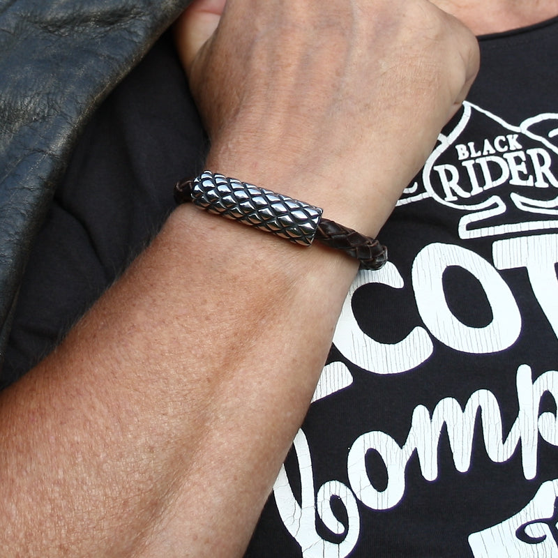 Leder-armband-Herren-max-braun-geflochten-Edelstahlverschluss-getragen-wavepirate-shop-f1