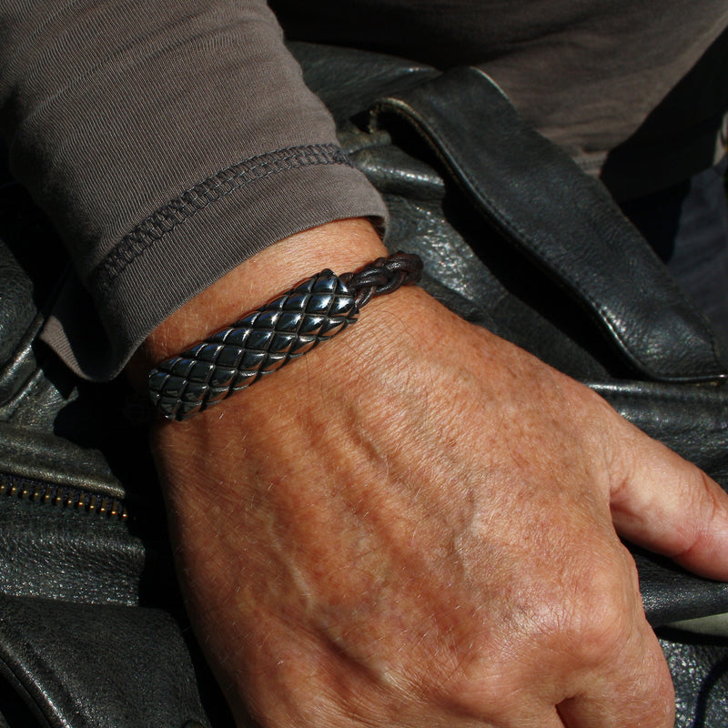 Leder-armband-Herren-max-braun-geflochten-Edelstahlverschluss-getragen-wavepirate-shop-z1