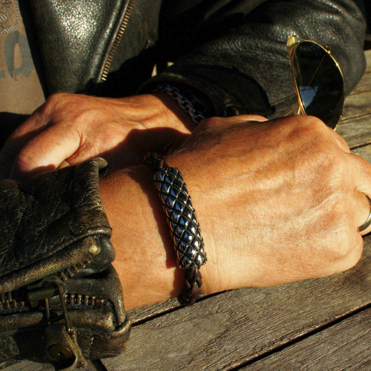 Leder-armband-Herren-max-braun-geflochten-Edelstahlverschluss-getragen-wavepirate-shop-z