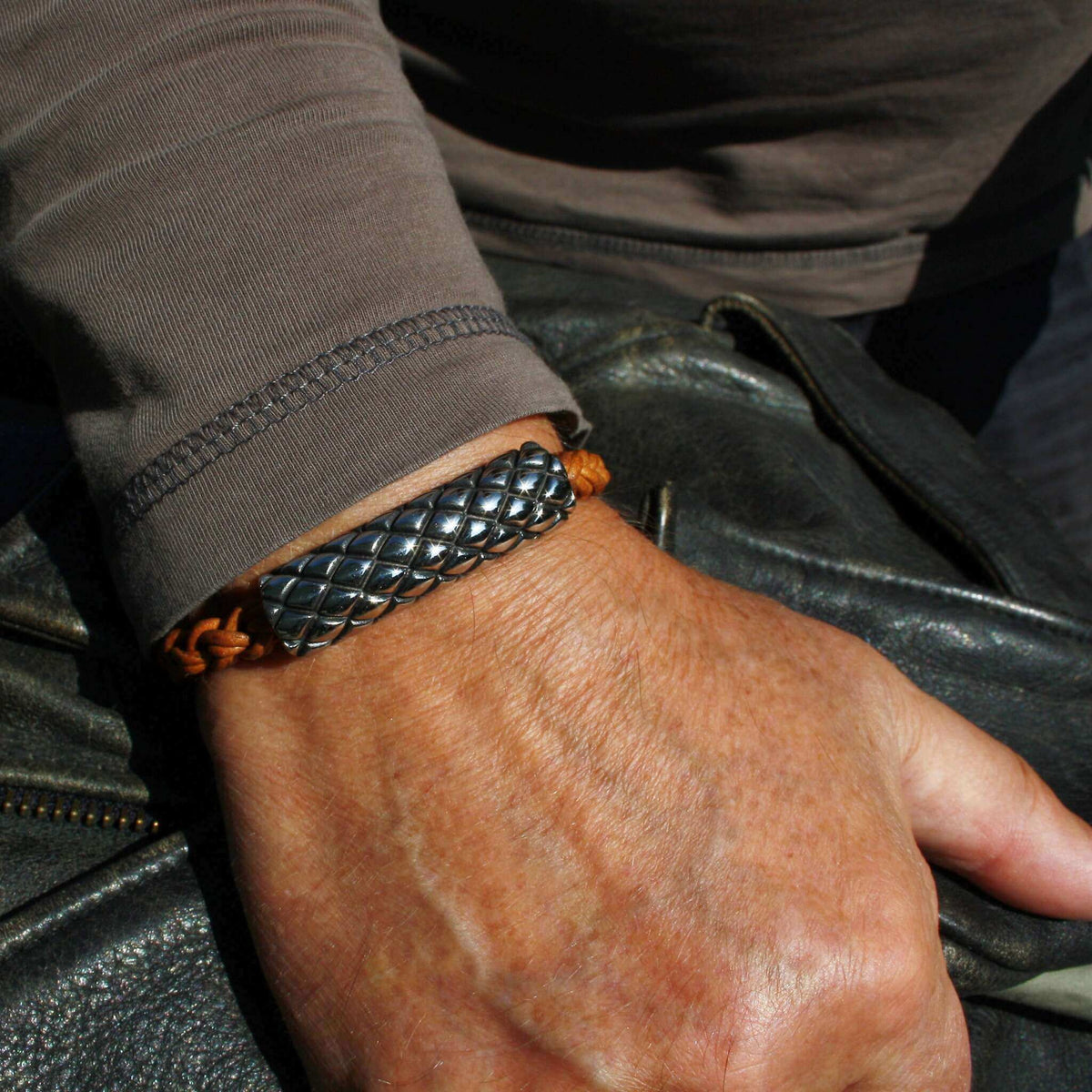 Leder-armband-Herren-max-cognac-geflochten-Edelstahlverschluss-getragen-wavepirate-shop-z1