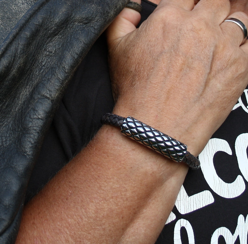 Leder-armband-Herren-max-grau-geflochten-Edelstahlverschluss-getragen-wavepirate-shop-f
