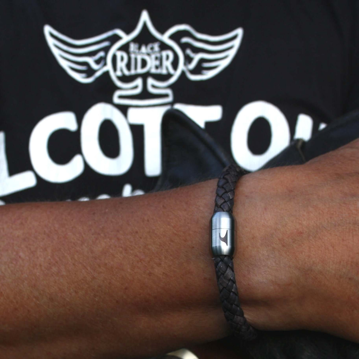 Leder-armband-Herren-max-grau-geflochten-Edelstahlverschluss-getragen-wavepirate-shop-f1