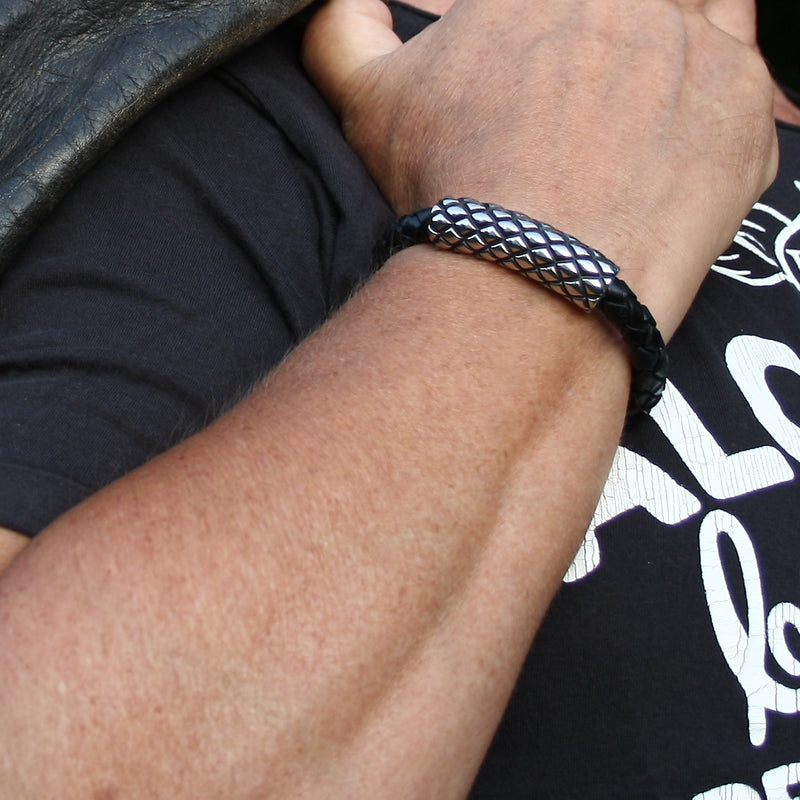 Leder-armband-Herren-max-schwarz-geflochten-Edelstahlverschluss-getragen-wavepirate-shop-f