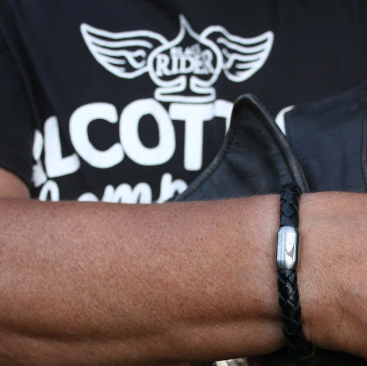 Leder-armband-Herren-max-schwarz-geflochten-Edelstahlverschluss-getragen-wavepirate-shop-f1