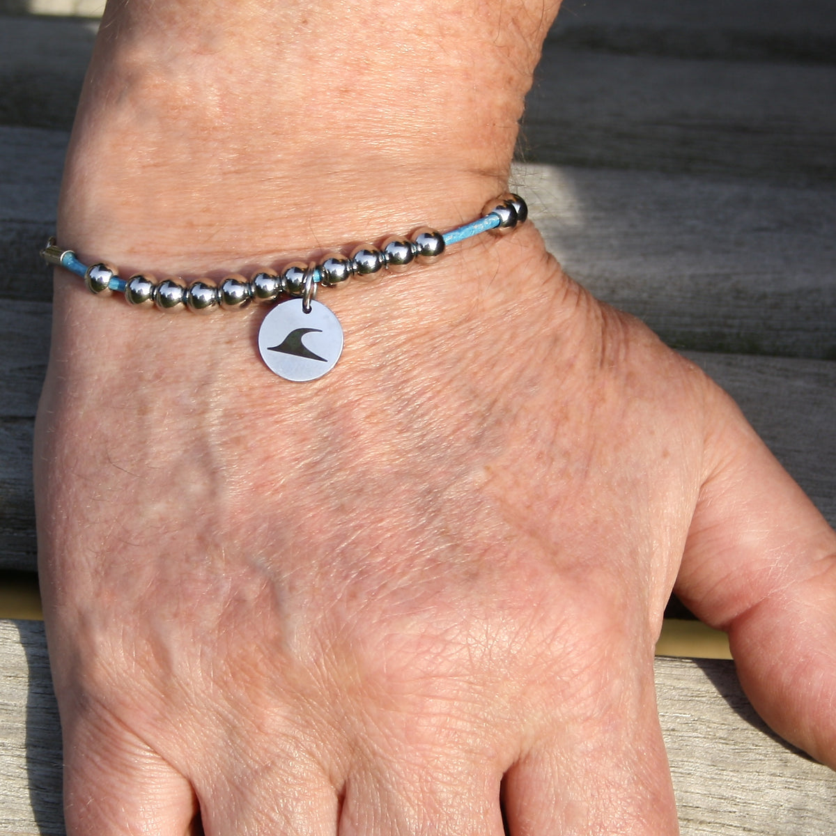 Leder-armband-damen-Herren-fusskette-aloha-blau-Edelstahlverschluss-getragen-wavepirate-shop-z2
