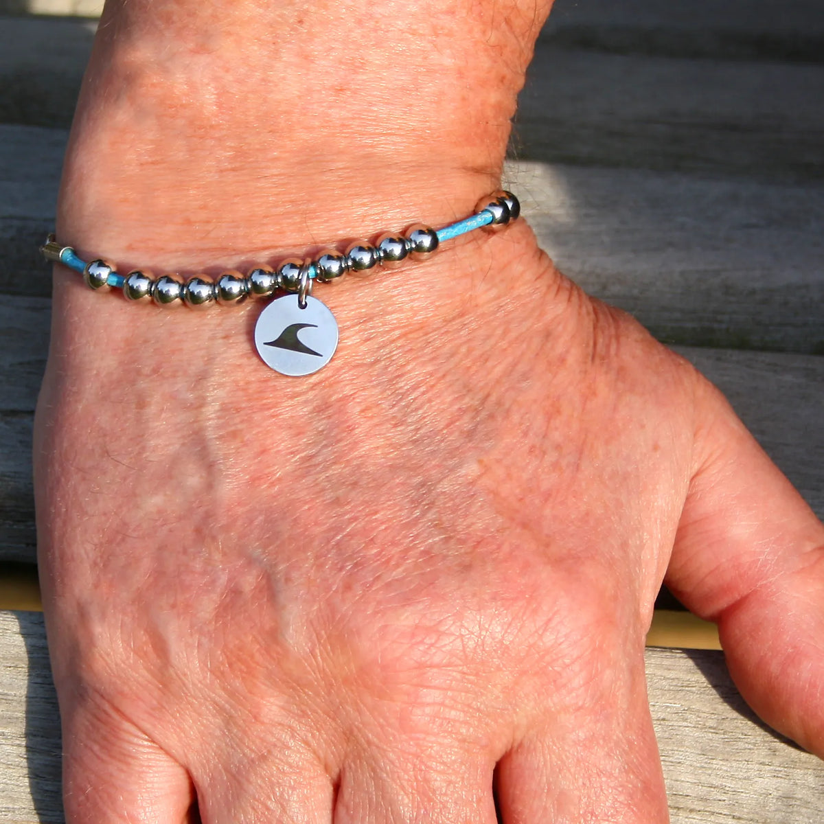Leder-armband-damen-Herren-fusskette-aloha-blau-Edelstahlverschluss-getragen-wavepirate-shop-z2