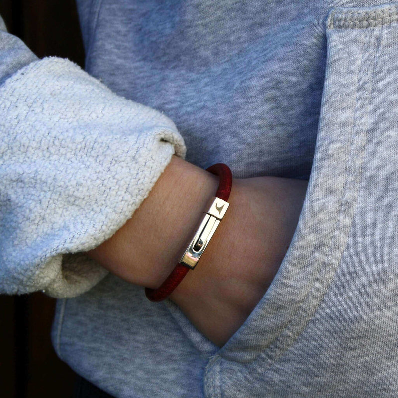Leder-armband-damen-Herren-one-bordeaux-massiv-Edelstahlverschluss-getragen1-wavepirate-shop-r1
