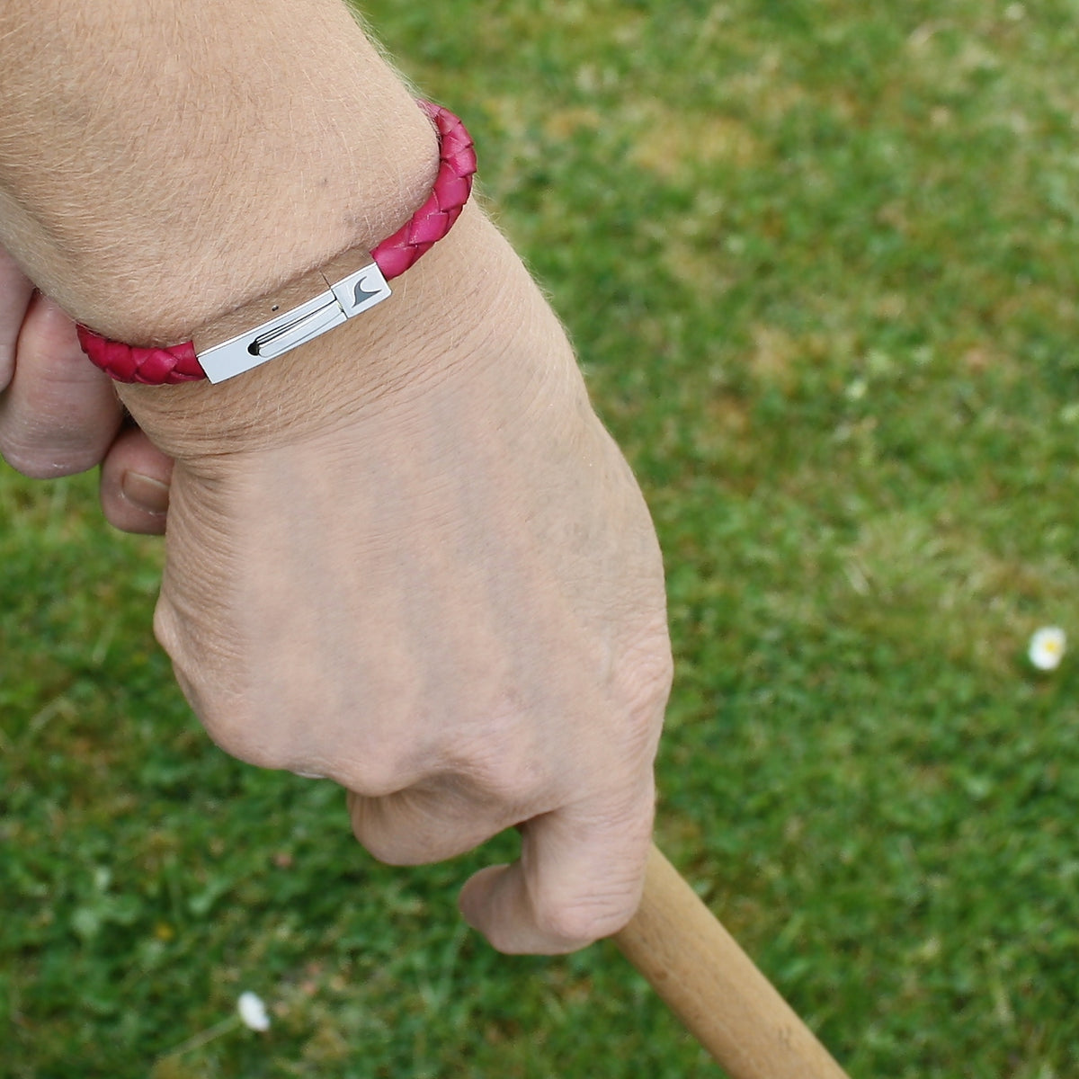 Leder-armband-damen-Herren-one-himbeer-geflochten-Edelstahlverschluss-getragen-wavepirate-shop-f