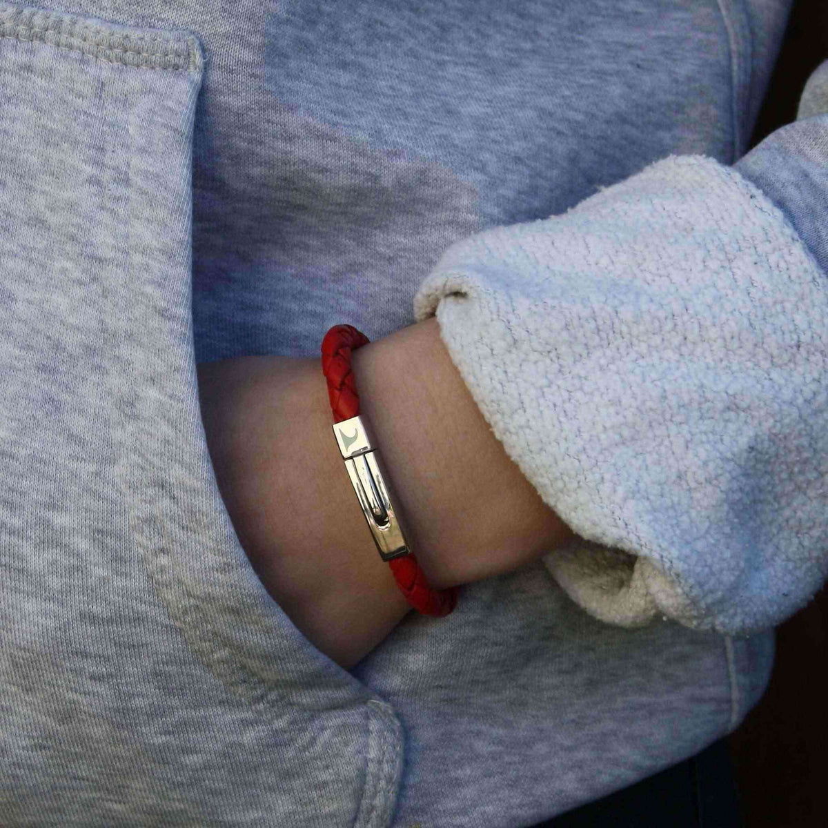 Leder-armband-damen-Herren-one-rot-geflochten-Edelstahlverschluss-getragen-wavepirate-shop-nahc links gedreht