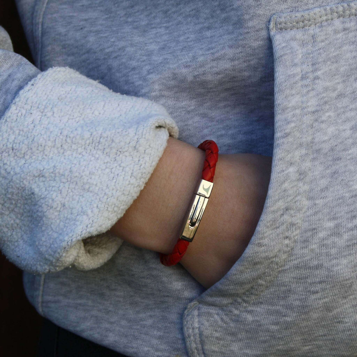 Leder-armband-damen-Herren-one-rot-geflochten-Edelstahlverschluss-getragen-wavepirate-shop-f1