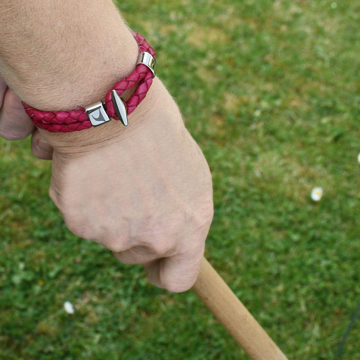 Lederarmband-Damen-Aruba-himbeer-geflochten-Edelstahlverschluss-getragen-wavepirate-shop-f