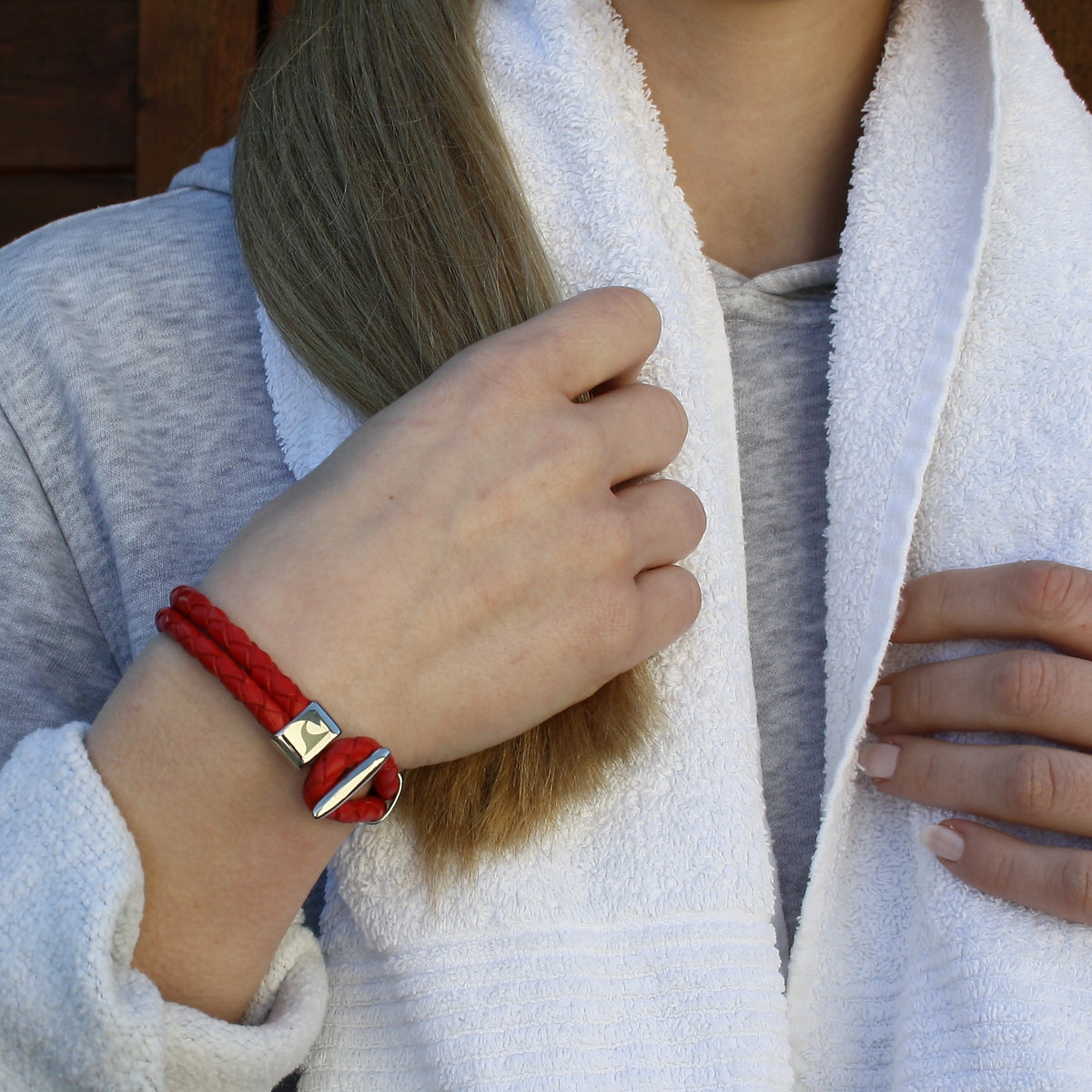 Lederarmband-Damen-Aruba-rot-geflochten-Edelstahlverschluss-detail-wavepirate-shop-f