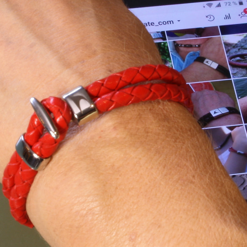 Lederarmband-Damen-Aruba-rot-geflochten-Edelstahlverschluss-getragen-wavepirate-shop-f