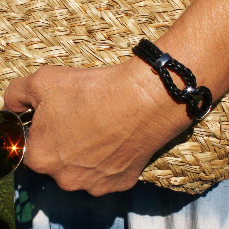 Lederarmband-Damen-roma-schwarz-geflochten-Edelstahlverschluss-getragen-wavepirate-shop-r1