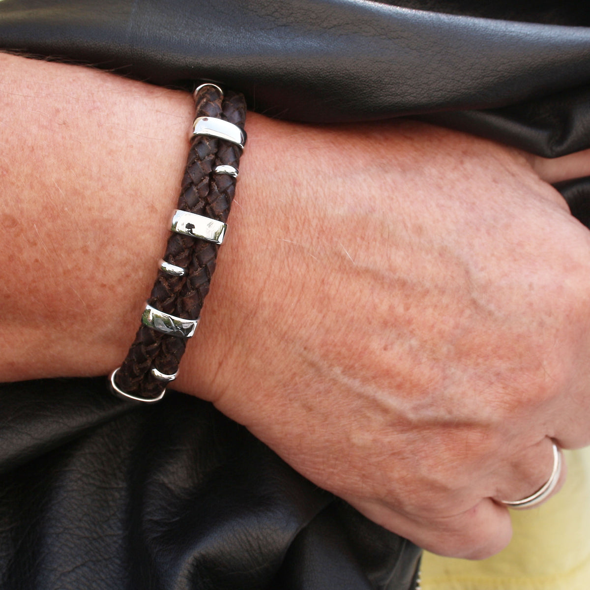 Lederarmband-Herren-Afrika-braun-geflochten-Edelstahlverschluss-getragen-wavepirate-shop-f