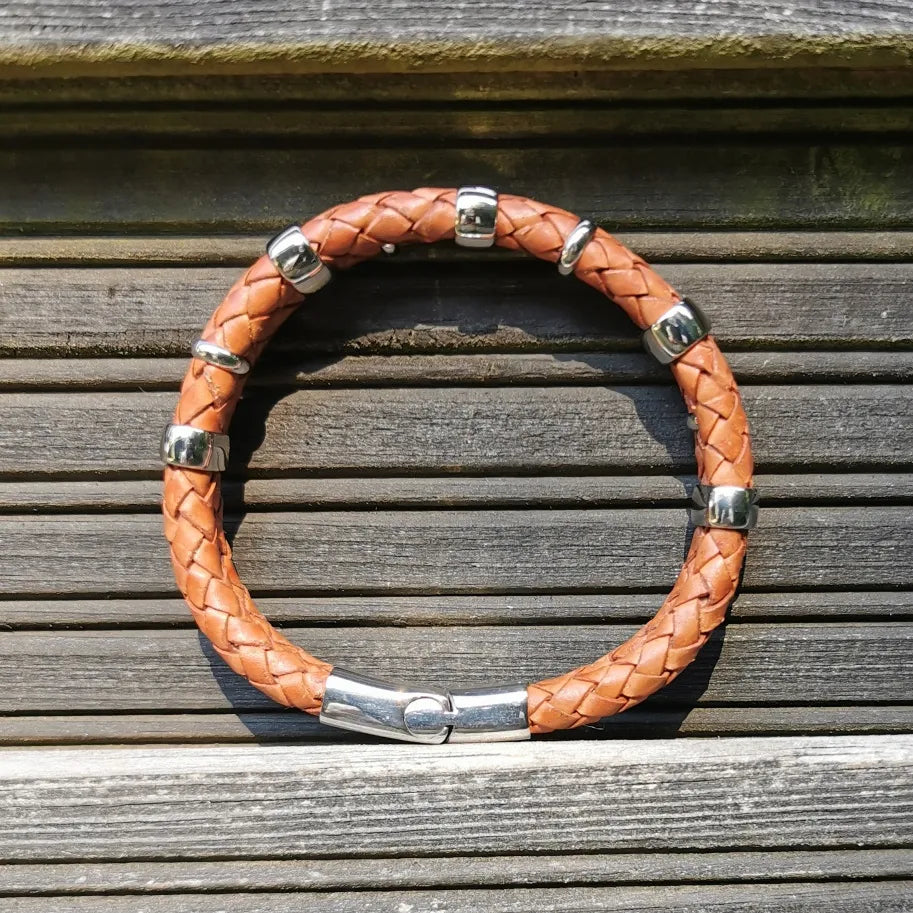 Lederarmband-Herren-Afrika-cognac-geflochten-Edelstahlverschluss-detail-wavepirate-shop-f