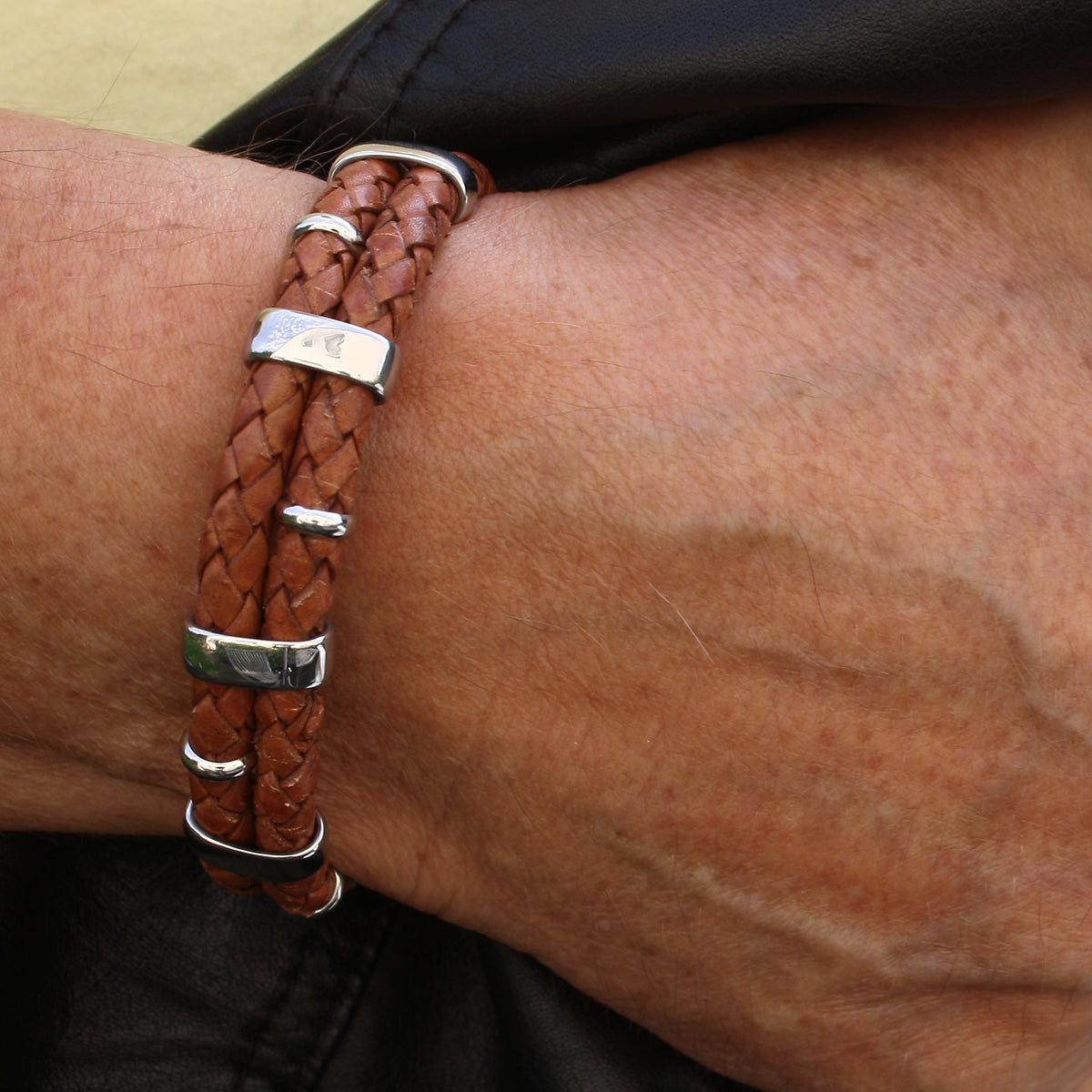 Lederarmband-Herren-Afrika-cognac-geflochten-Edelstahlverschluss-getragen-wavepirate-shop-f