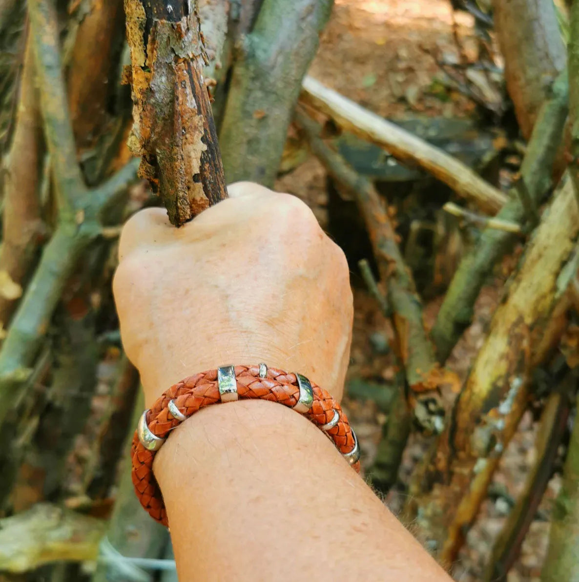 Lederarmband-Herren-Afrika-cognac-geflochten-Edelstahlverschluss-getragen-wavepirate-shop-f1