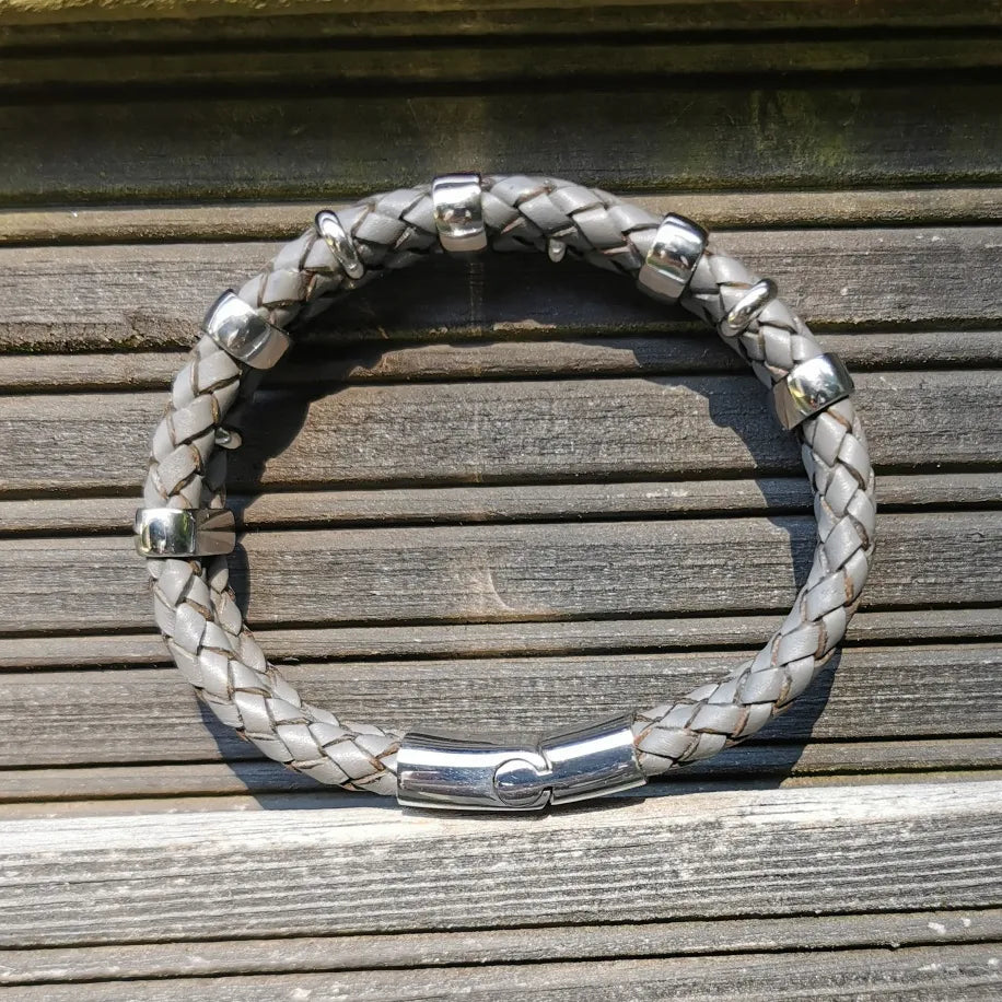 Lederarmband-Herren-Afrika-grau-geflochten-Edelstahlverschluss-detail-wavepirate-shop-f