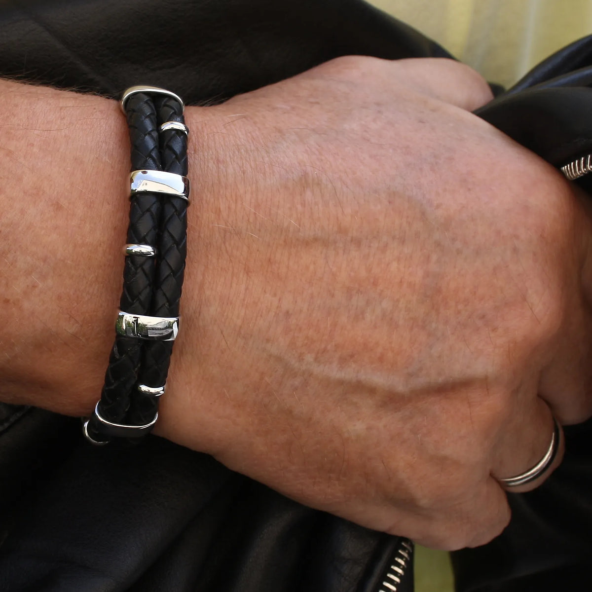 Lederarmband-Herren-Afrika-schwarz-geflochten-Edelstahlverschluss-getragen-wavepirate-shop-f