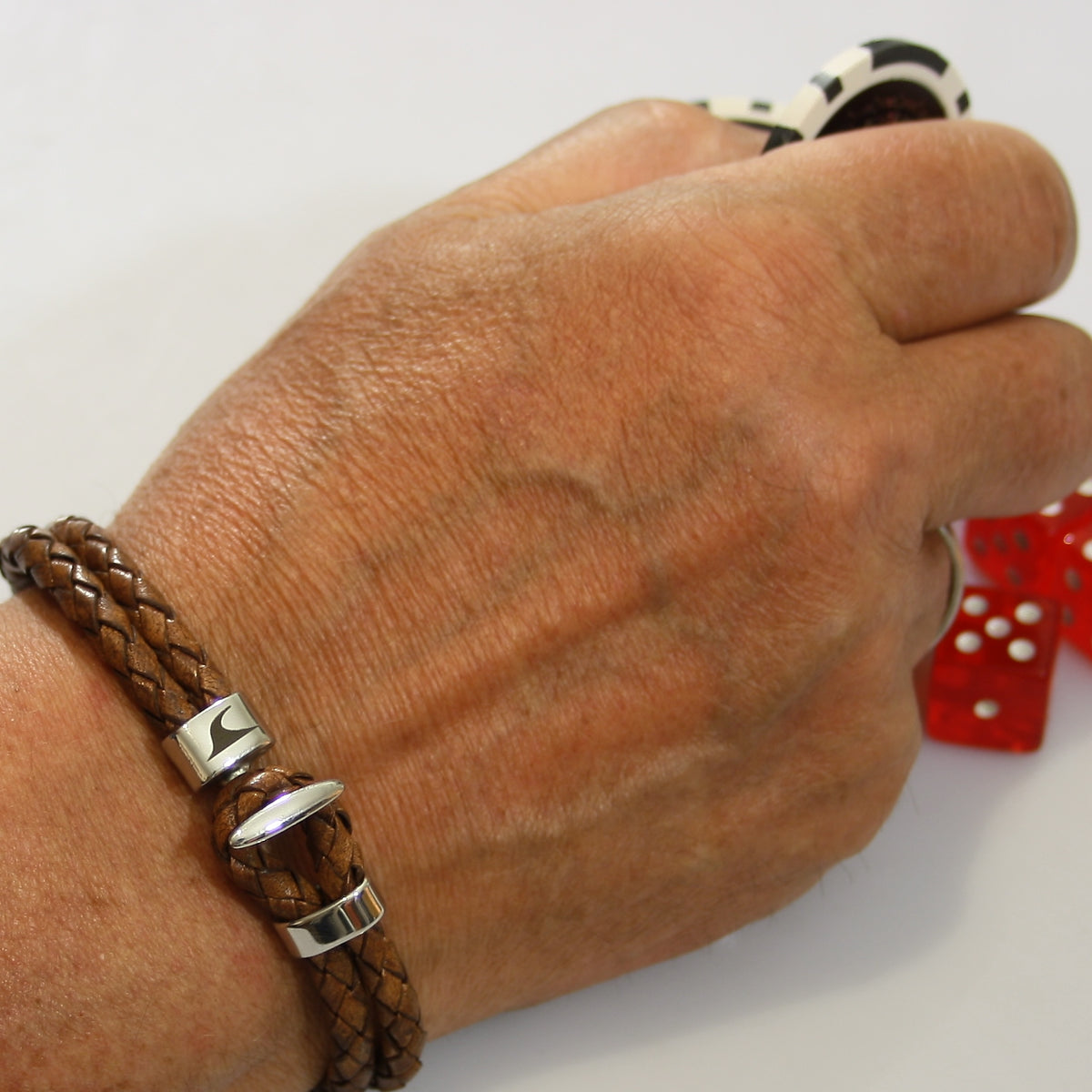 Lederarmband-Herren-Damen-Aruba-cognac-geflochten-Edelstahlverschluss-getragen-wavepirate-shop-f