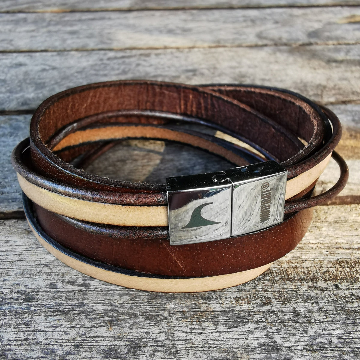 Lederarmband-Herren-Rockstar-braun-elfenbein-flach-Edelstahlverschluss-detail-wavepirate-shop
