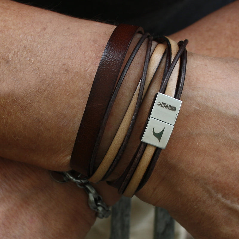 Lederarmband-Herren-Rockstar-braun-elfenbein-flach-Edelstahlverschluss-getragen-wavepirate-shop