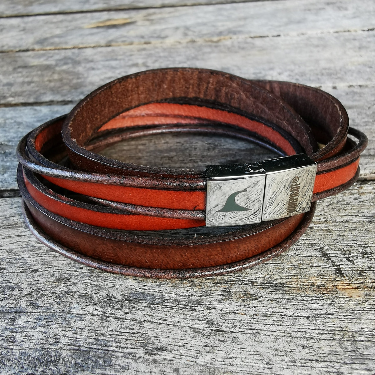 Lederarmband-Herren-Rockstar-braun-mahagoni-flach-Edelstahlverschluss-detail-wavepirate-shop-1