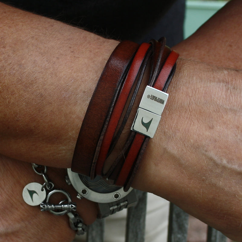 Lederarmband-Herren-Rockstar-braun-mahagoni-flach-Edelstahlverschluss-getragen-wavepirate-shop