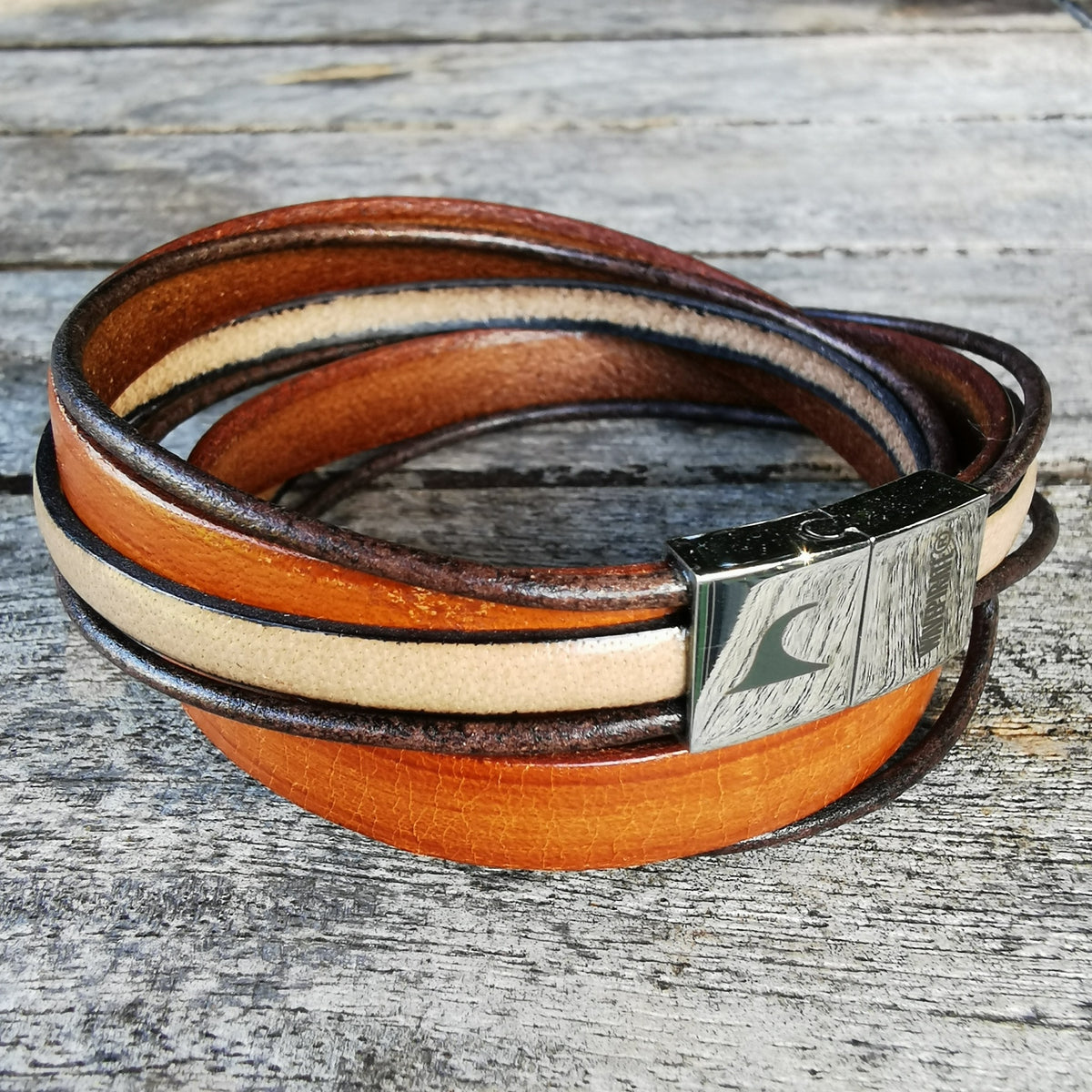 Lederarmband-Herren-Rockstar-cognac-elfenbein-flach-Edelstahlverschluss-detail-wavepirate-shop