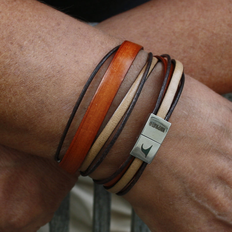Lederarmband-Herren-Rockstar-cognac-elfenbein-flach-Edelstahlverschluss-getragen-wavepirate-shop